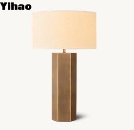 مصابيح الطاولة على جانب السرير من النحاس الصلب